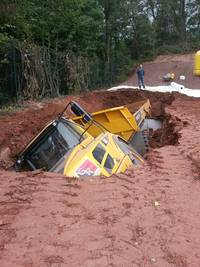 Feststellung des Schadenumfangs und der Schadenhöhe an einem Dumper nach dem Einbruch in einen Hohlraum im Erdreich der Baustelle.