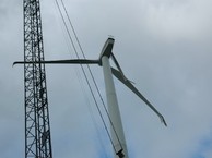 Kollision eines Gittermast-Mobilkrans mit den Rotorblättern einer Windkraftanlage Aufgabe: Festellung des Schadenumfangs, der Schadenhöhe und der Schadenursache sowohl am Mobilkran als auch an der Windkraftanlage. 