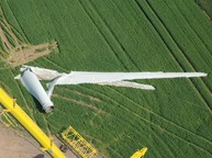 Kollision eines Gittermast-Mobilkrans mit den Rotorblättern einer Windkraftanlage Aufgabe: Festellung des Schadenumfangs, der Schadenhöhe und der Schadenursache sowohl am Mobilkran als auch an der Windkraftanlage. 