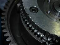 Ausfall des Antriebes von zwei Einspritzpumpen und Verteilung von Spänen im gesamten Ölkreislauf durch Montagefehler einer Einspritzpumpe im Zuge einer vorherigen Reparatur.