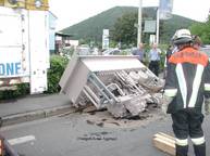 Aufgrund einer mangelhaften, nicht ausreichenden Ladungssicherung stürzte dieses Hydraulikaggregat mit einem Gewicht von 2500kg von der Ladefläche des Transportmittels auf die Fahrbahn.