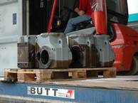 Aufgrund von Mängeln bei der Ladungssicherung des Containers auf dem Seeschiff wurde der Container in den Schwerölbunker des Schiffes gedrückt. Die Folge war die Kontamination von im Container verladenen Getriebegehäusen mit Schweröl.